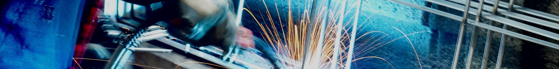 Der Arbeiter schweißen die Säule intern.