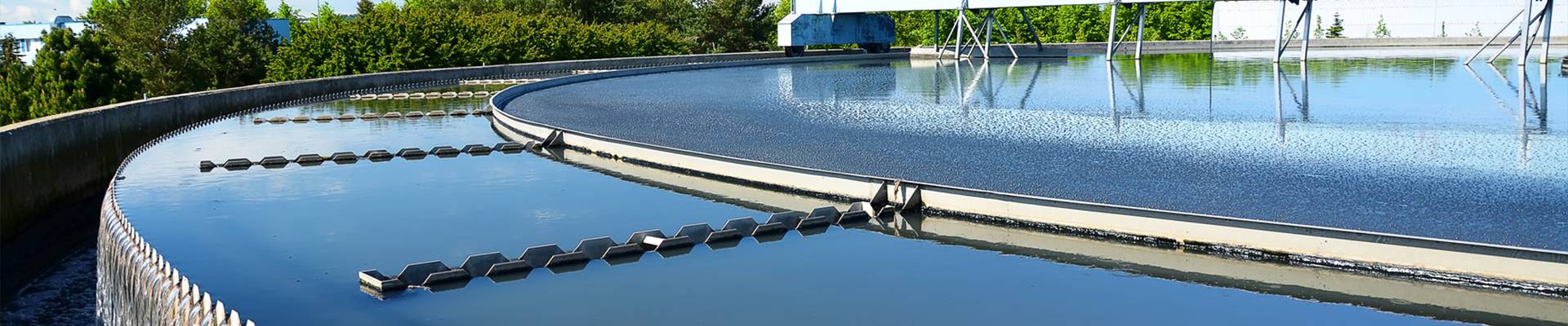 Un plan rapproché de piscine de traitement de l'eau dans l'industrie de la protection de l'environnement)